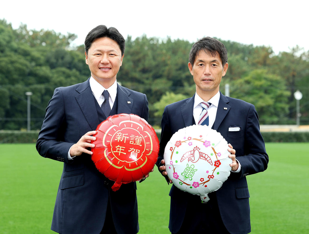 パリ五輪に向け意気込む、U－23日本代表大岩監督（左）となでしこジャパン池田監督（撮影・河田真司）