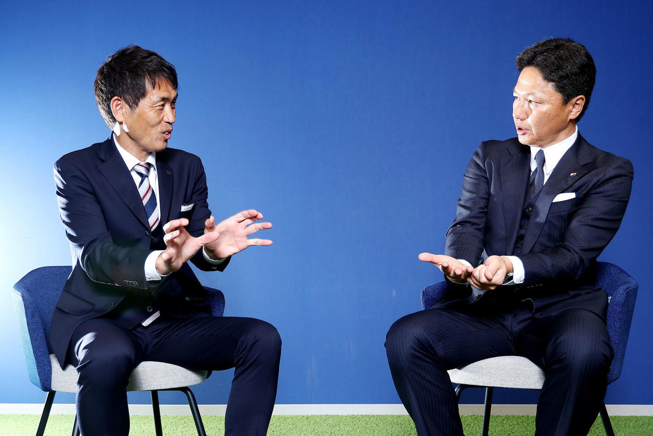 対談する、なでしこジャパン池田監督（左）とU－23日本代表大岩監督（撮影・河田真司）