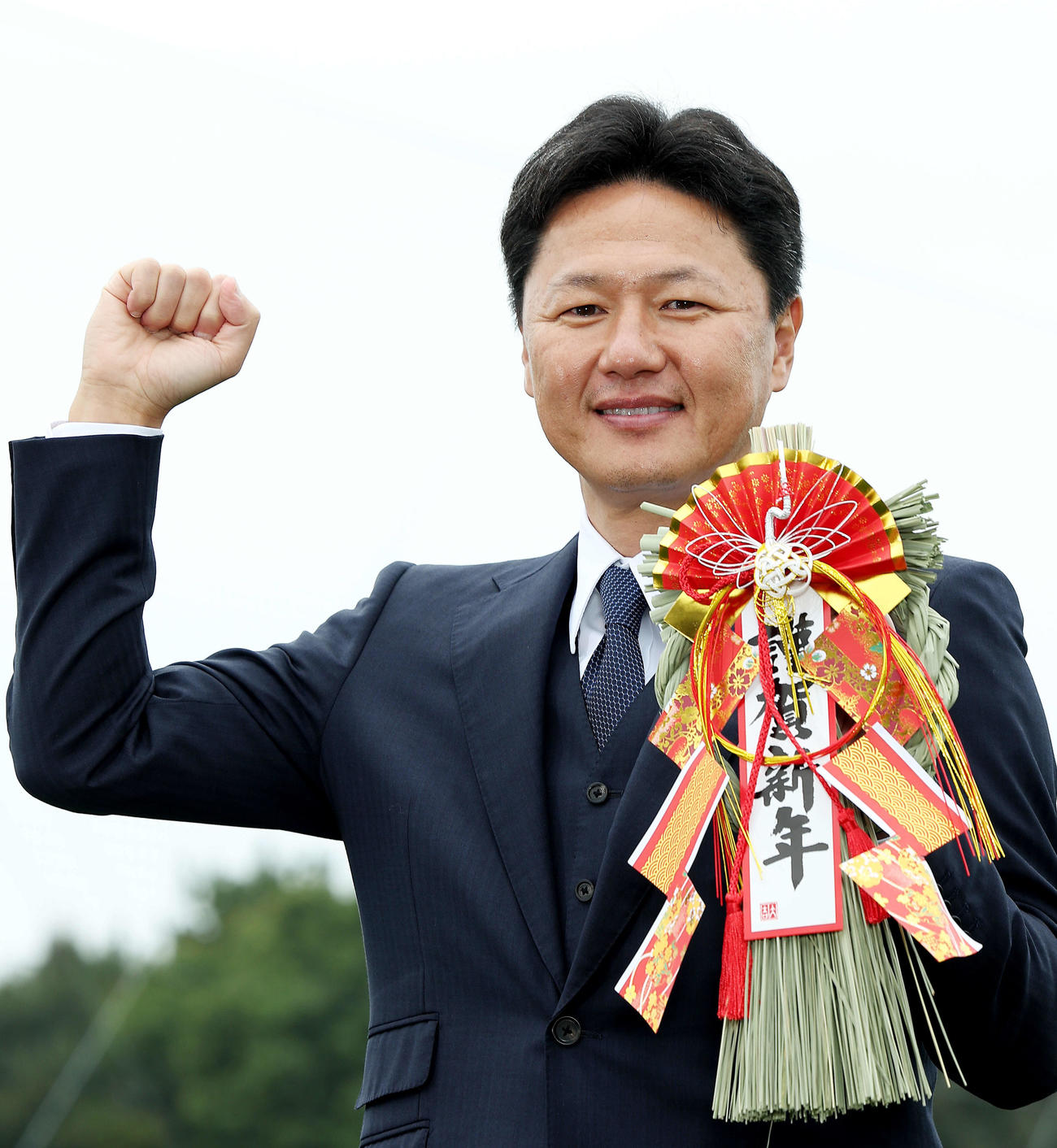 しめ飾りを手に写真に納まるU－23日本代表大岩監督（撮影・河田真司）