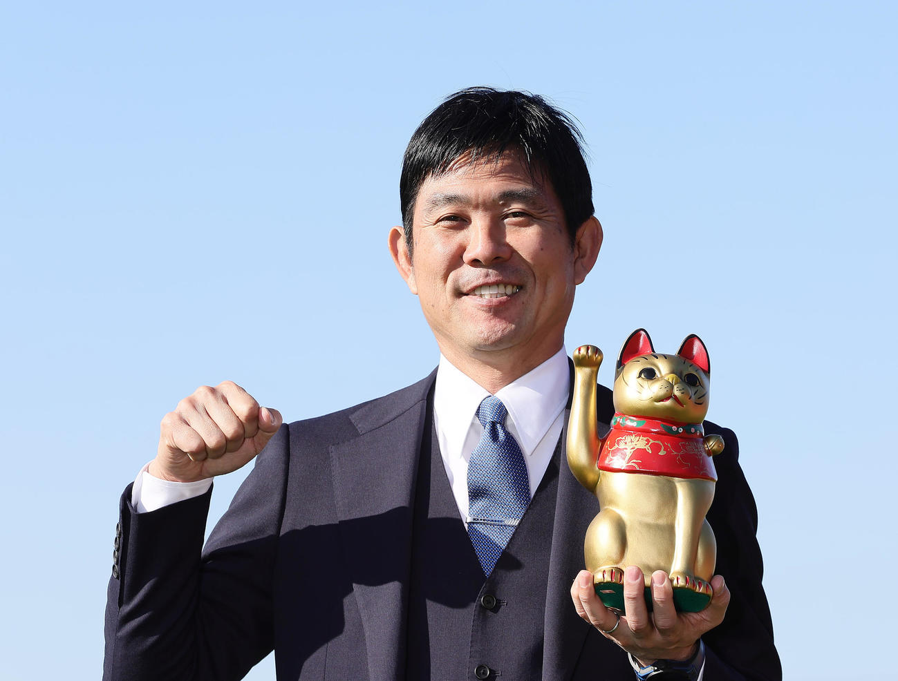金の招き猫を手に笑顔を見せる日本代表の森保監督（撮影・足立雅史）