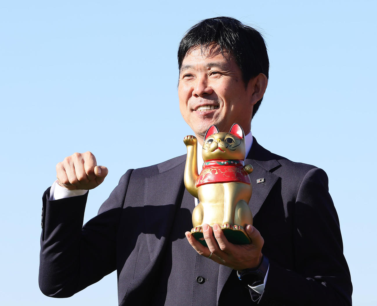 金の招き猫を手に笑顔を見せる日本代表の森保監督（撮影・足立雅史）