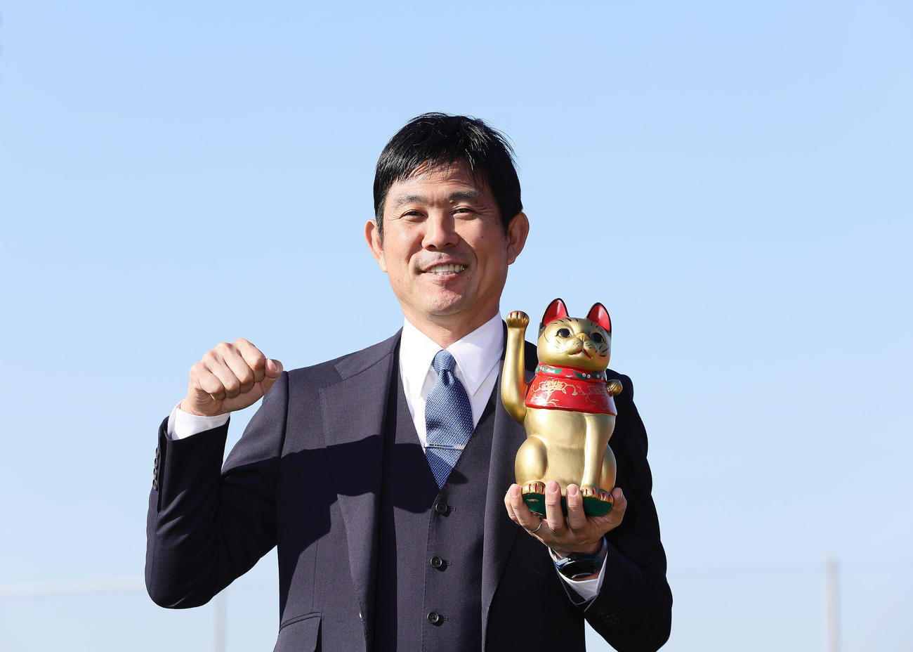 金の招き猫を手に笑顔を見せる日本代表の森保監督（撮影・足立雅史）