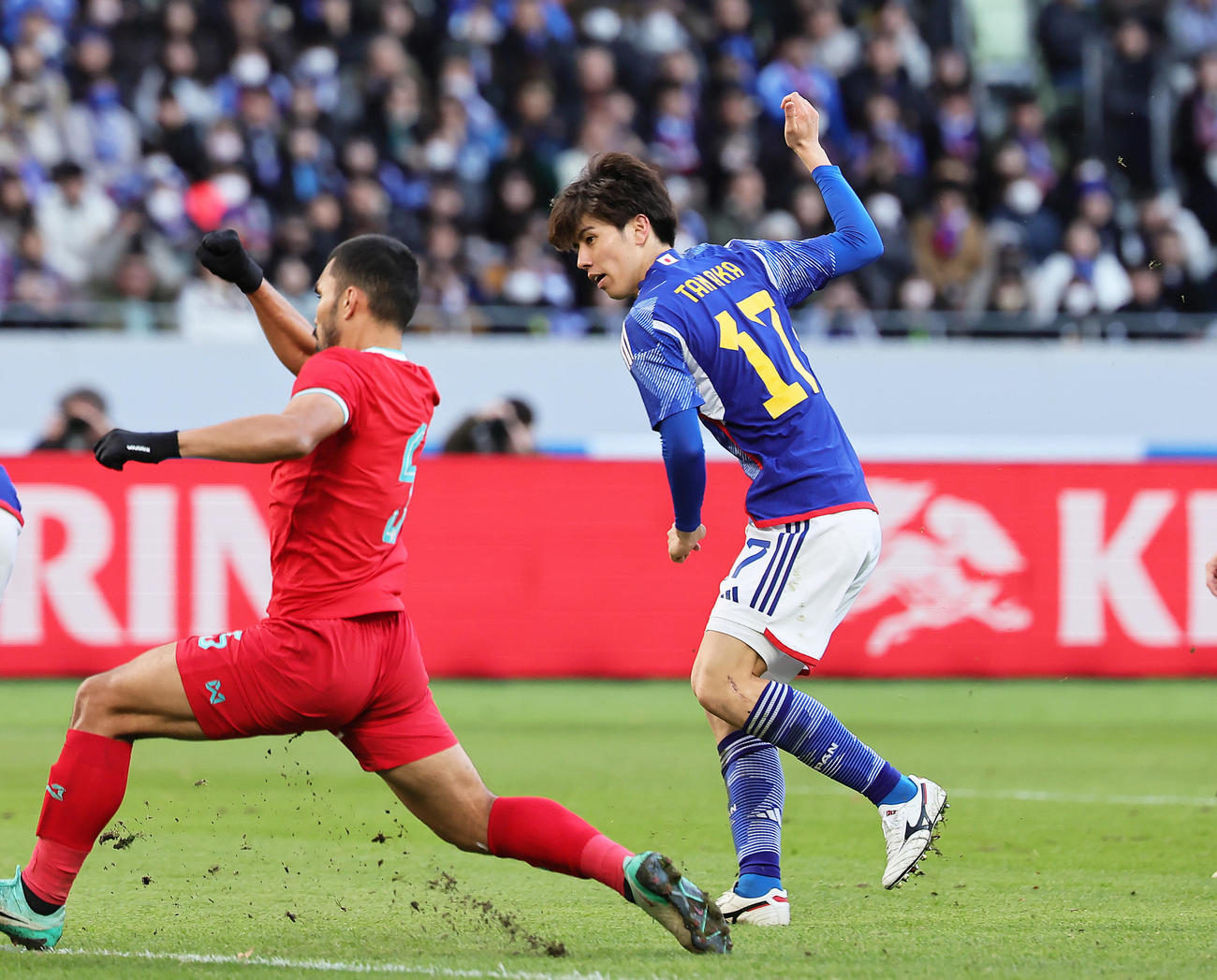 日本対タイ　後半、ゴールを決める田中（撮影・足立雅史）