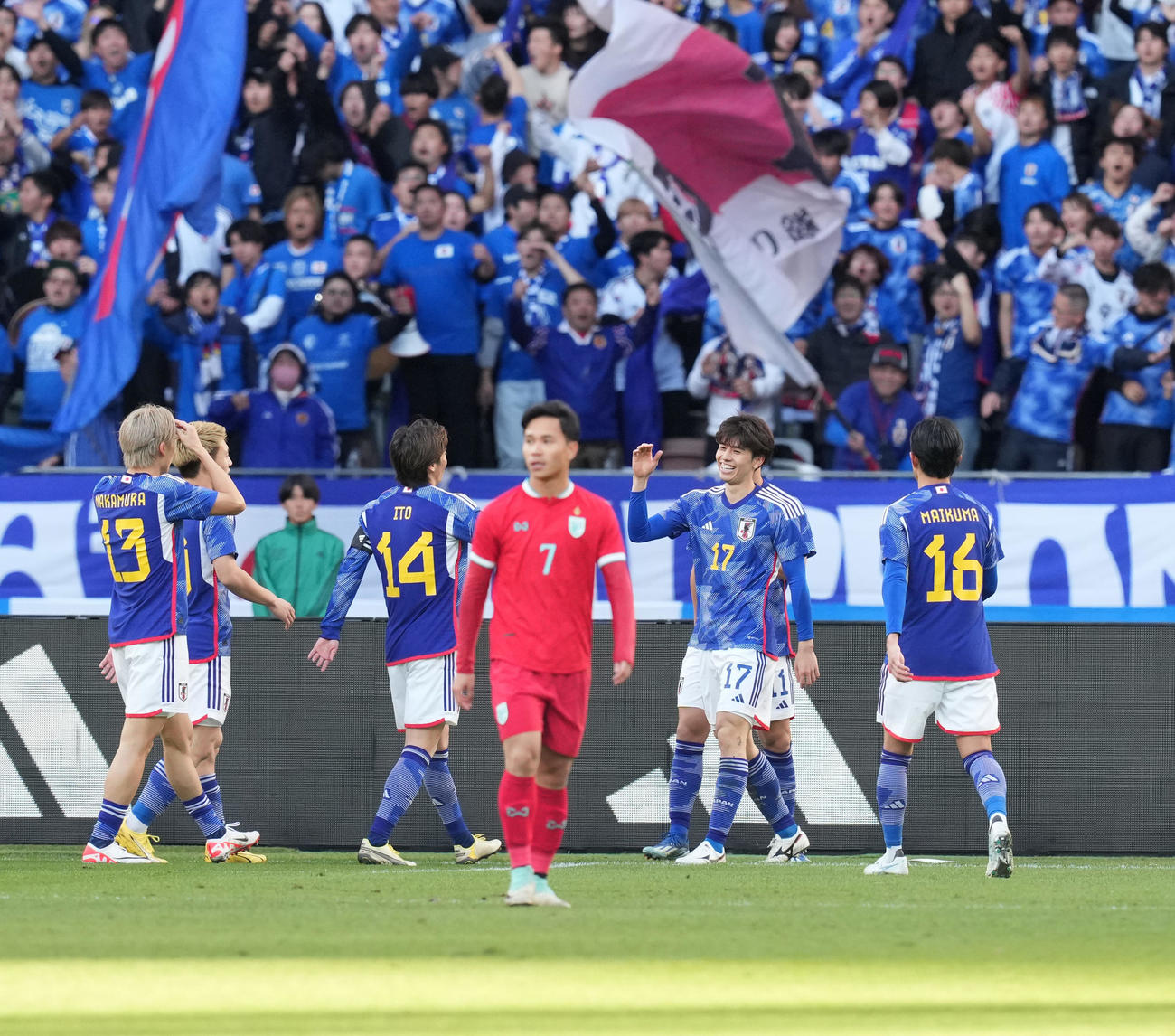 日本対タイ　後半、ゴールを決め笑顔の田中（右から2人目）（撮影・井上学）