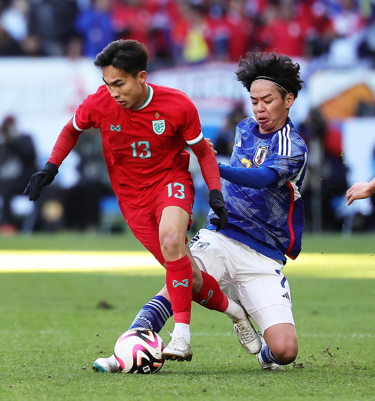 日本対タイ　前半、激しく競り合う伊藤涼（右）（撮影・足立雅史）