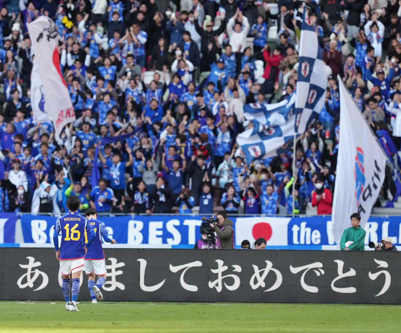 日本対タイ　後半、ゴールを決める田中（奥）（撮影・井上学）