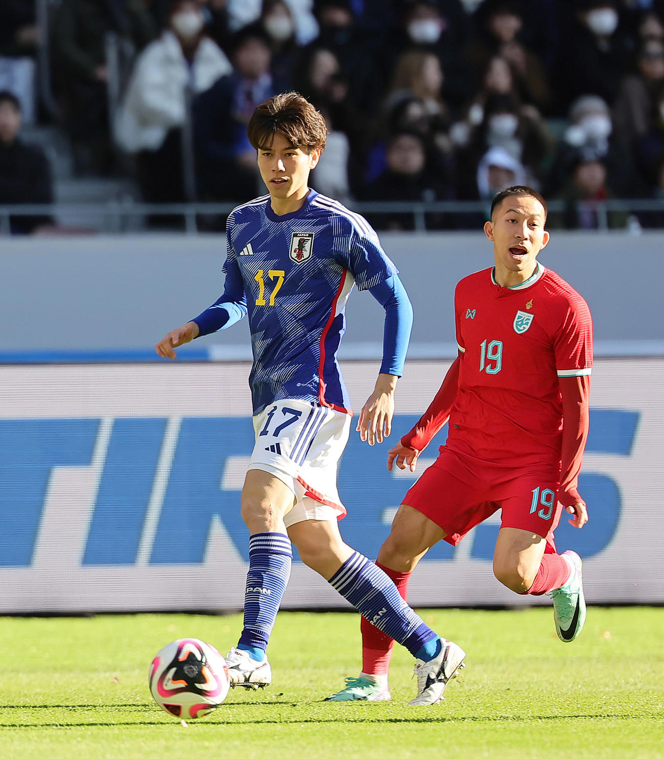 日本対タイ　前半、ドリブルする田中（左）（撮影・足立雅史）