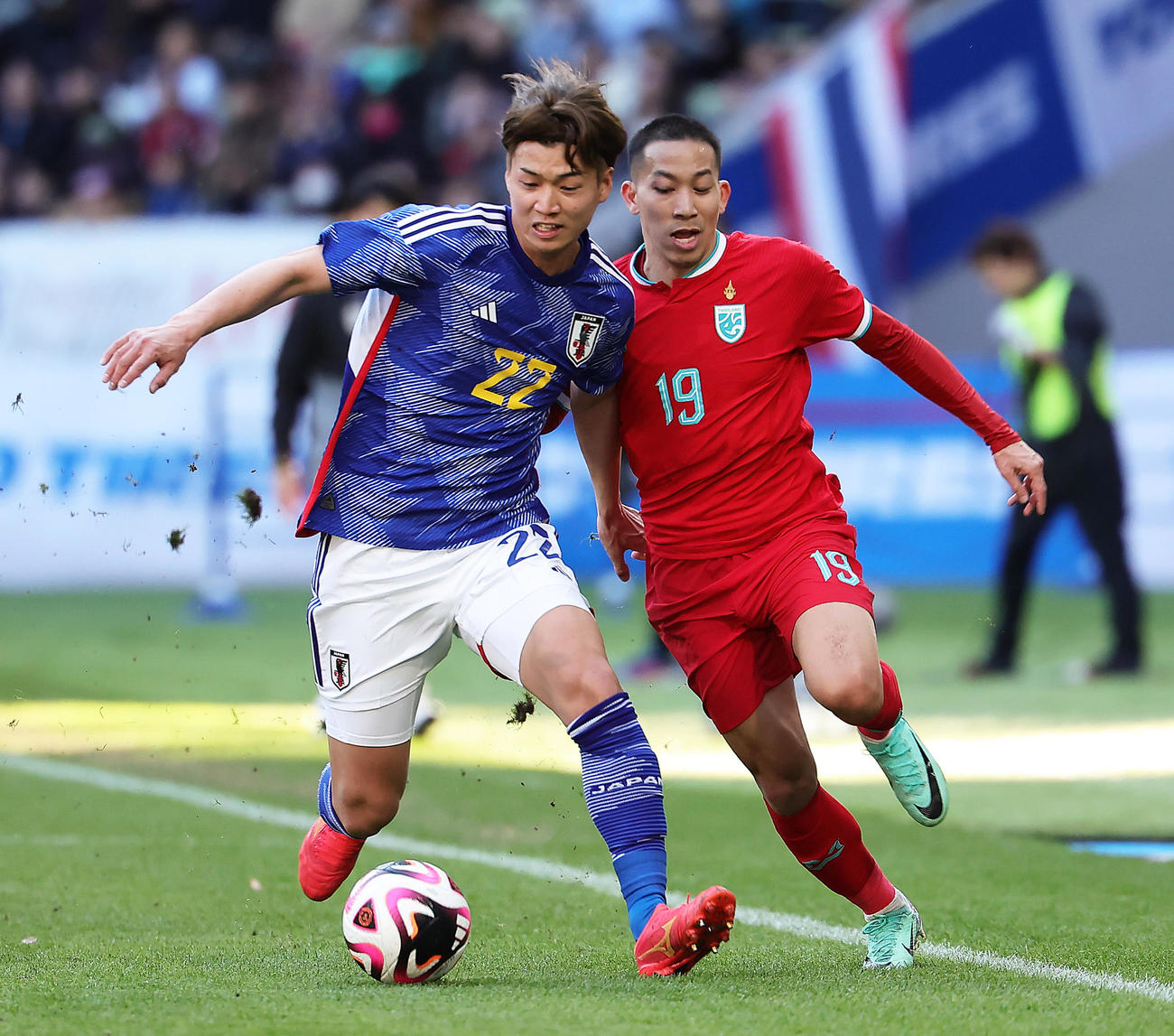日本対タイ　前半、競り合う藤井（左）（撮影・足立雅史）