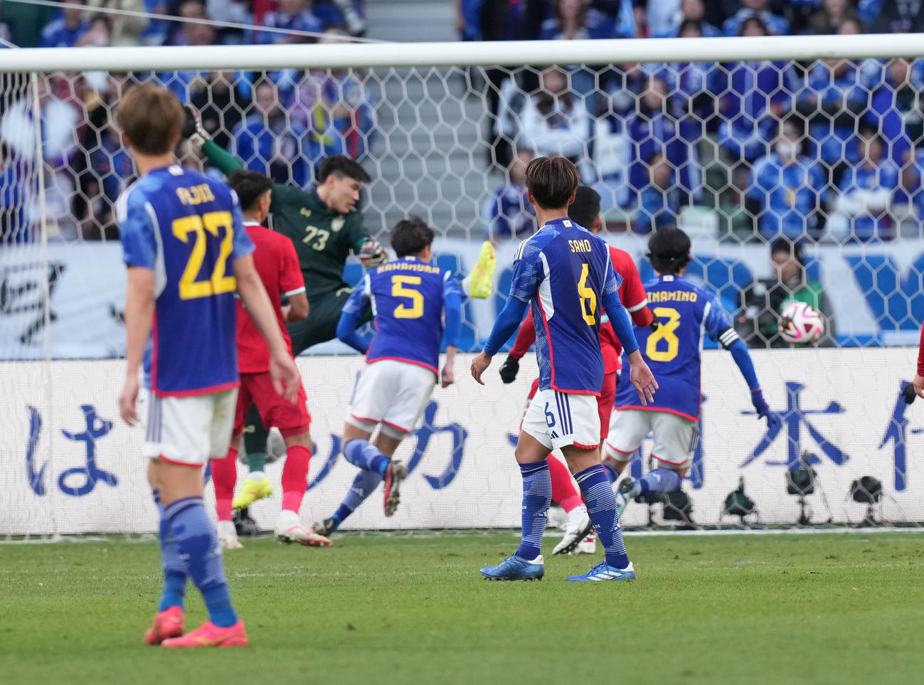 日本対タイ　後半、ゴールを決める川村（左から4人目）（撮影・井上学）