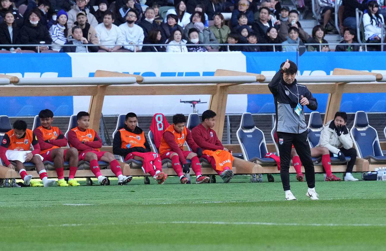 日本対タイ　指示を出すタイの石井監督（撮影・井上学）