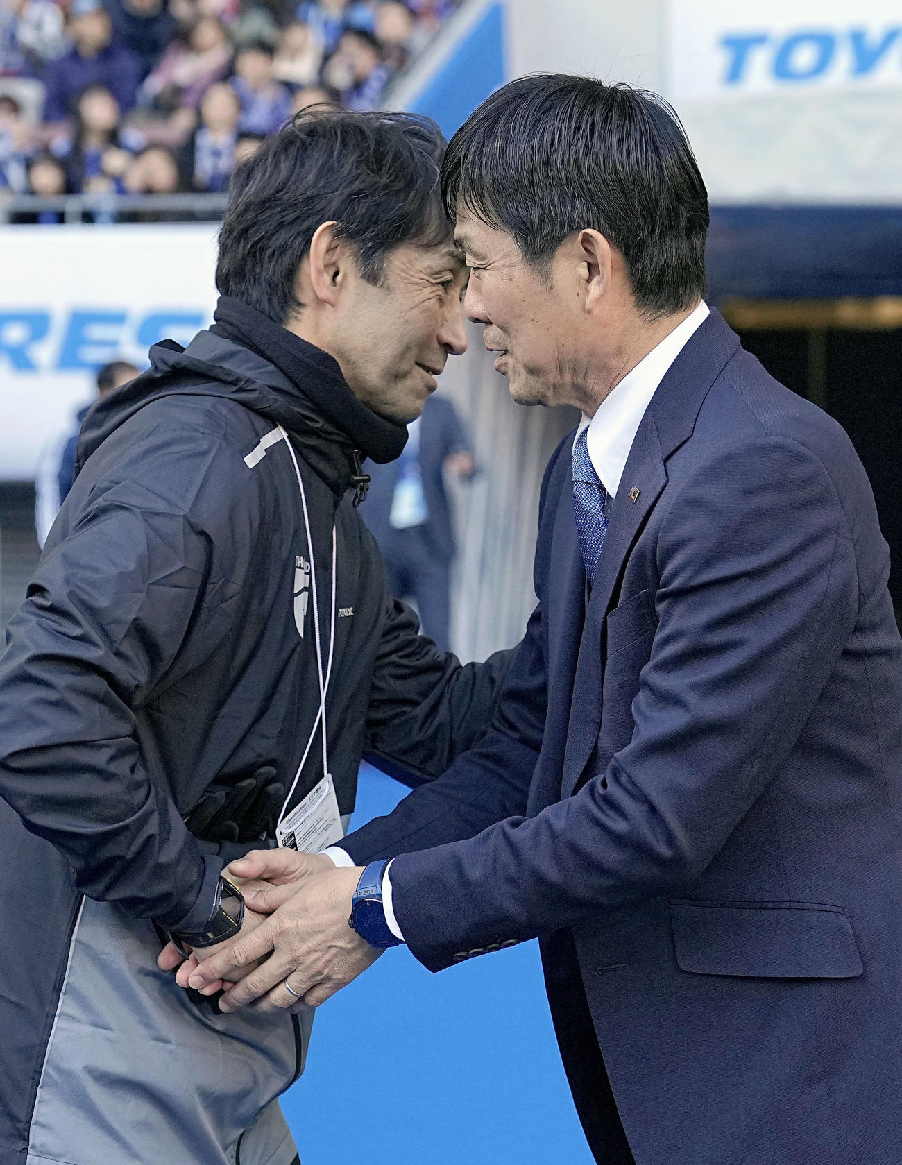 試合開始前、あいさつする森保監督とタイ代表の石井監督（共同）