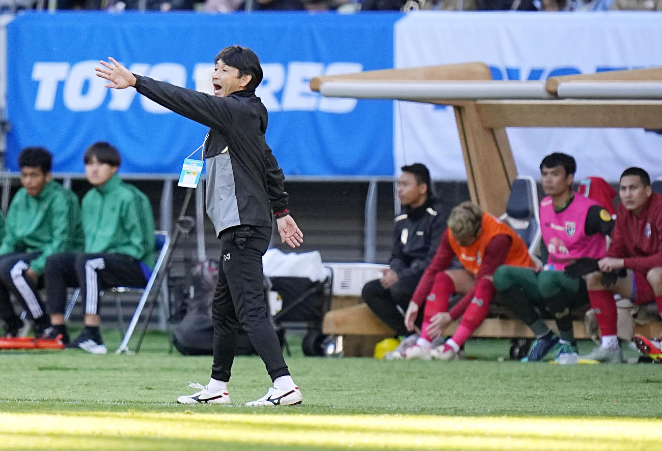 日本―タイ　前半、指示を出すタイ代表の石井監督＝国立競技場（共同）