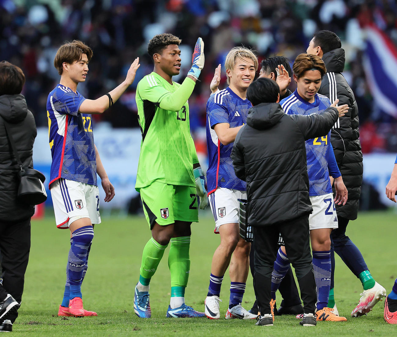 日本対タイ　勝利しタッチを交わす日本代表の、左から藤井、GK鈴木、中村、三浦（撮影・足立雅史）