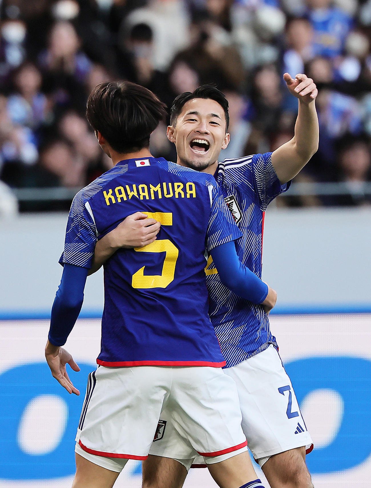 日本対タイ　後半、ゴールを決めた川村（左）と抱き合い喜ぶ菅原（撮影・足立雅史）