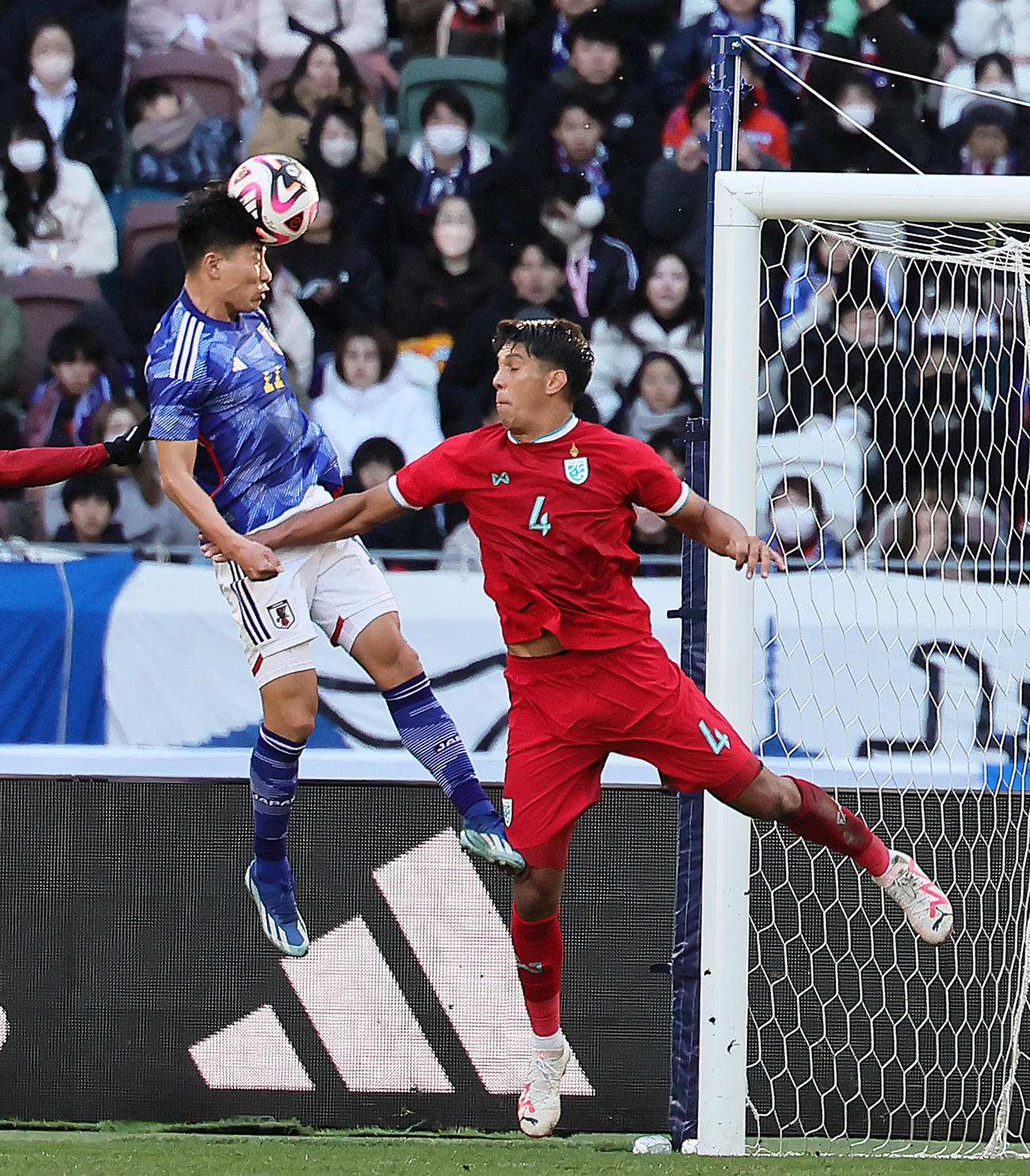 日本対タイ　前半、ヘディングシュートを放つ細谷（左）（撮影・足立雅史）
