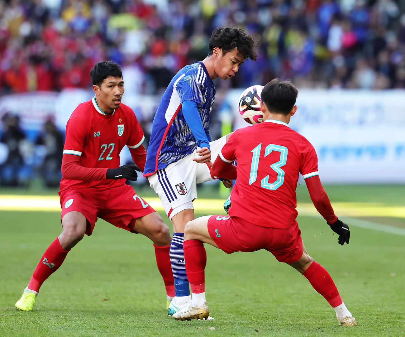 日本対タイ　前半、競り合う伊藤涼（中央）（撮影・足立雅史）