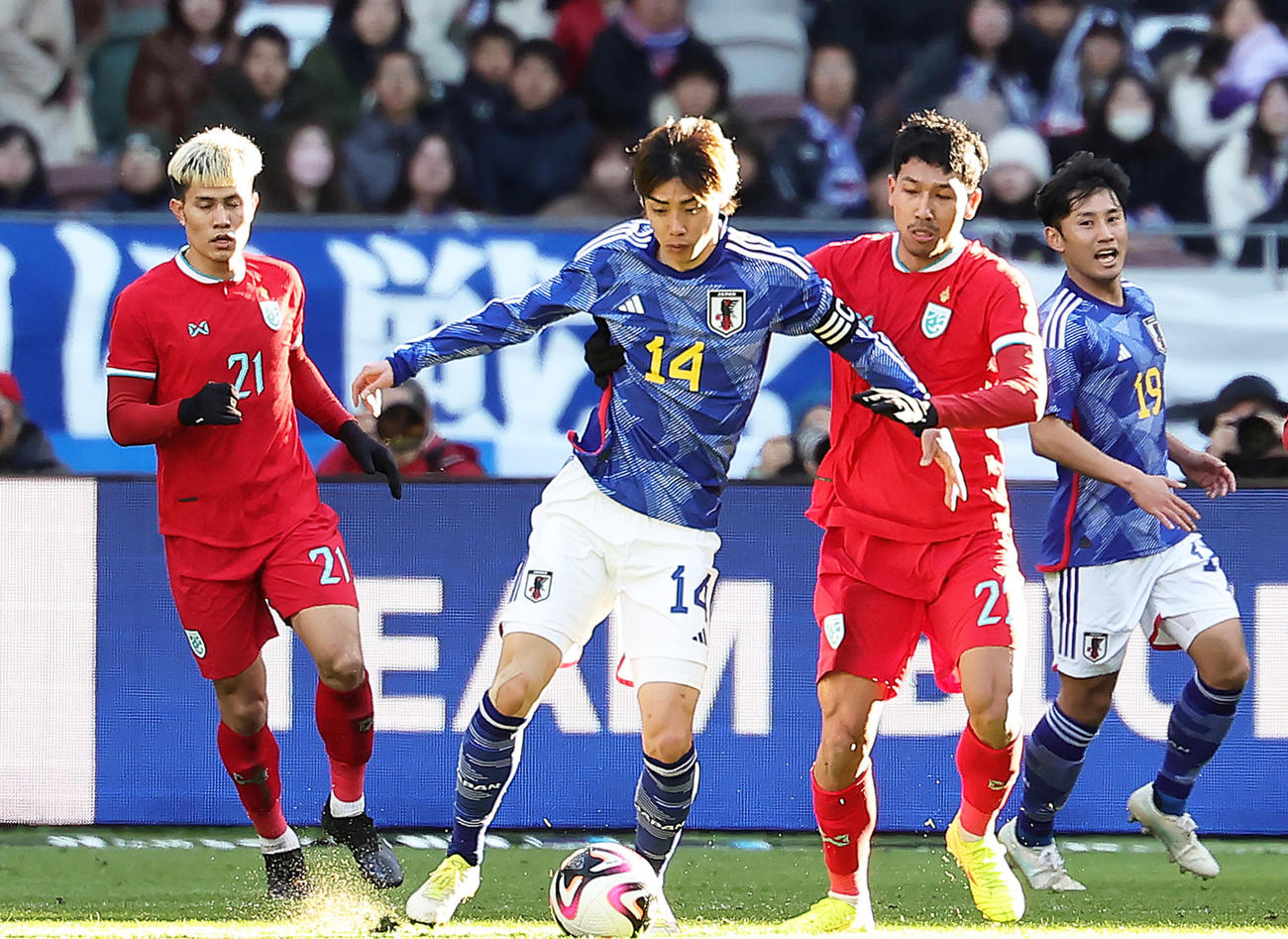 日本対タイ　前半、ボールをキープする伊東（中央）（撮影・足立雅史）