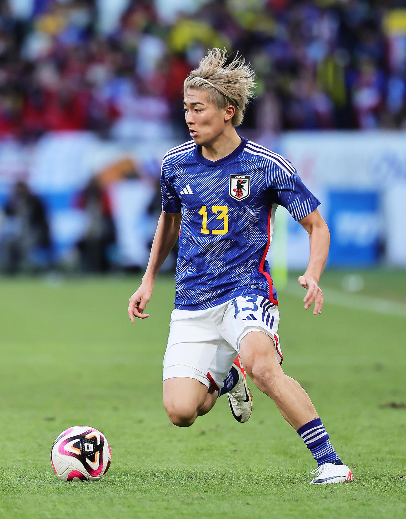 日本対タイ　後半、ドリブルする中村（撮影・足立雅史）