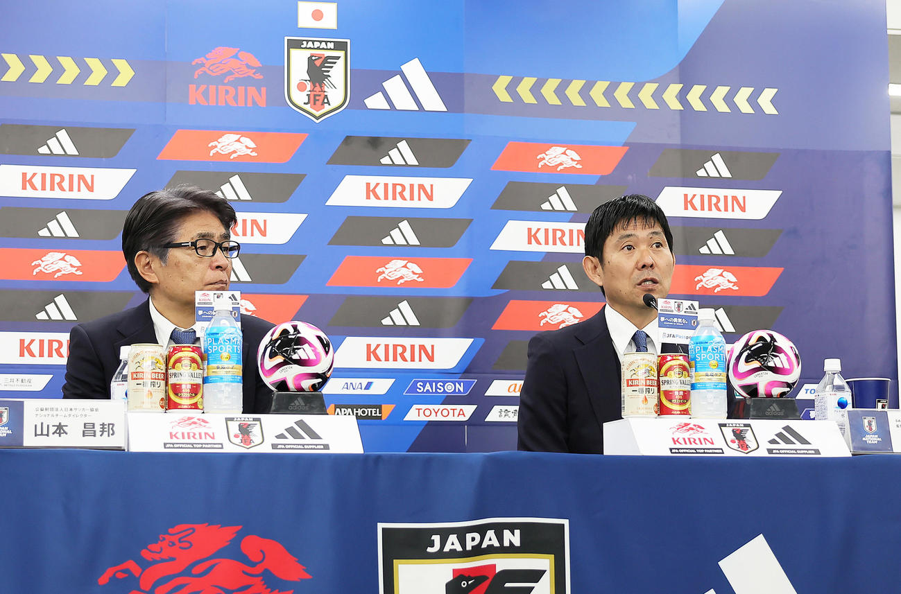アジア杯の日本代表選手発表会見に臨む森保監督（右）と山本ダイレクター（撮影・足立雅史）