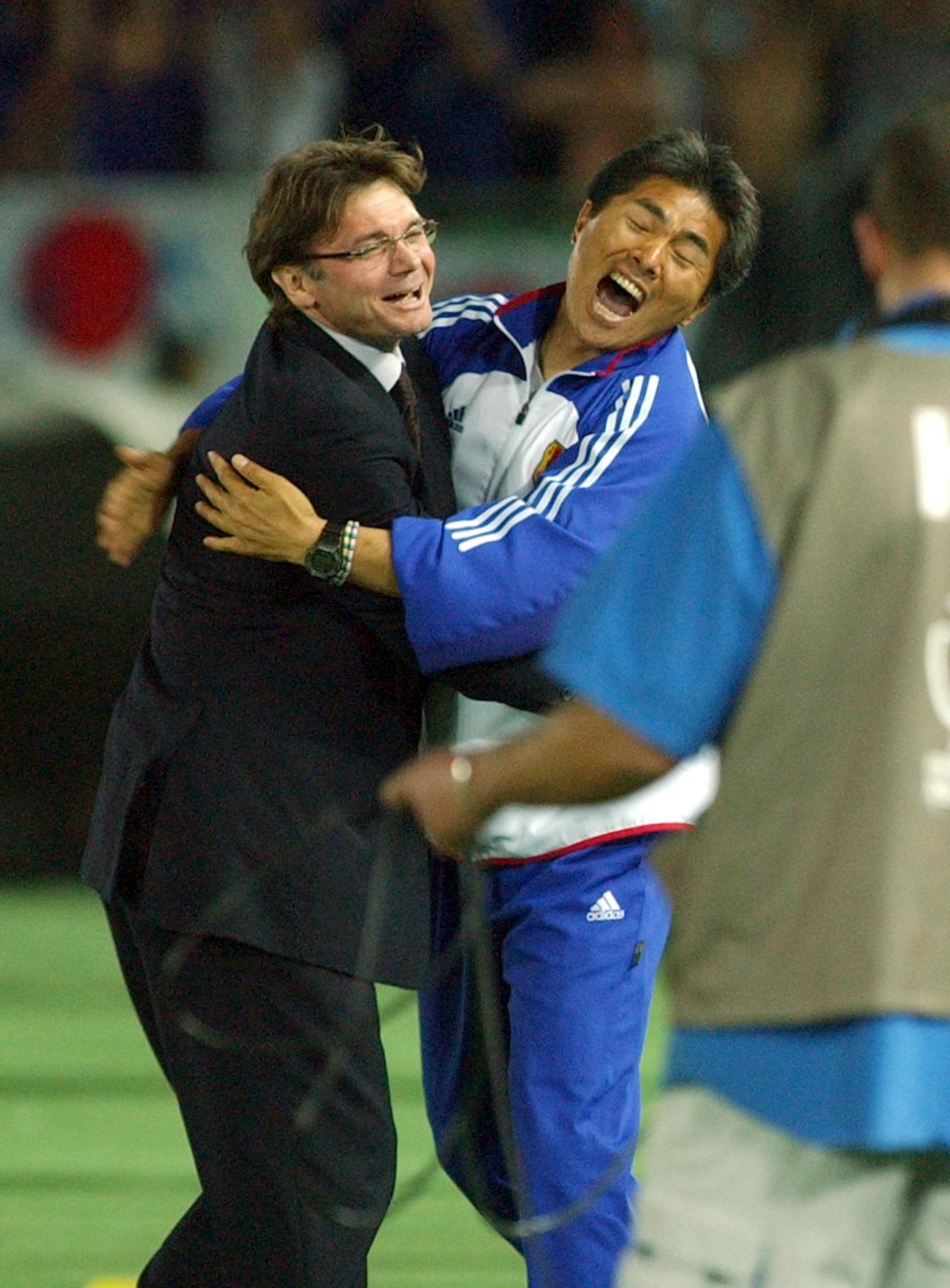 W杯韓国・日本大会　日本対ロシア　抱き合って喜ぶフィリップ・トルシエ監督と山本昌邦コーチ（2002年6月9日撮影）