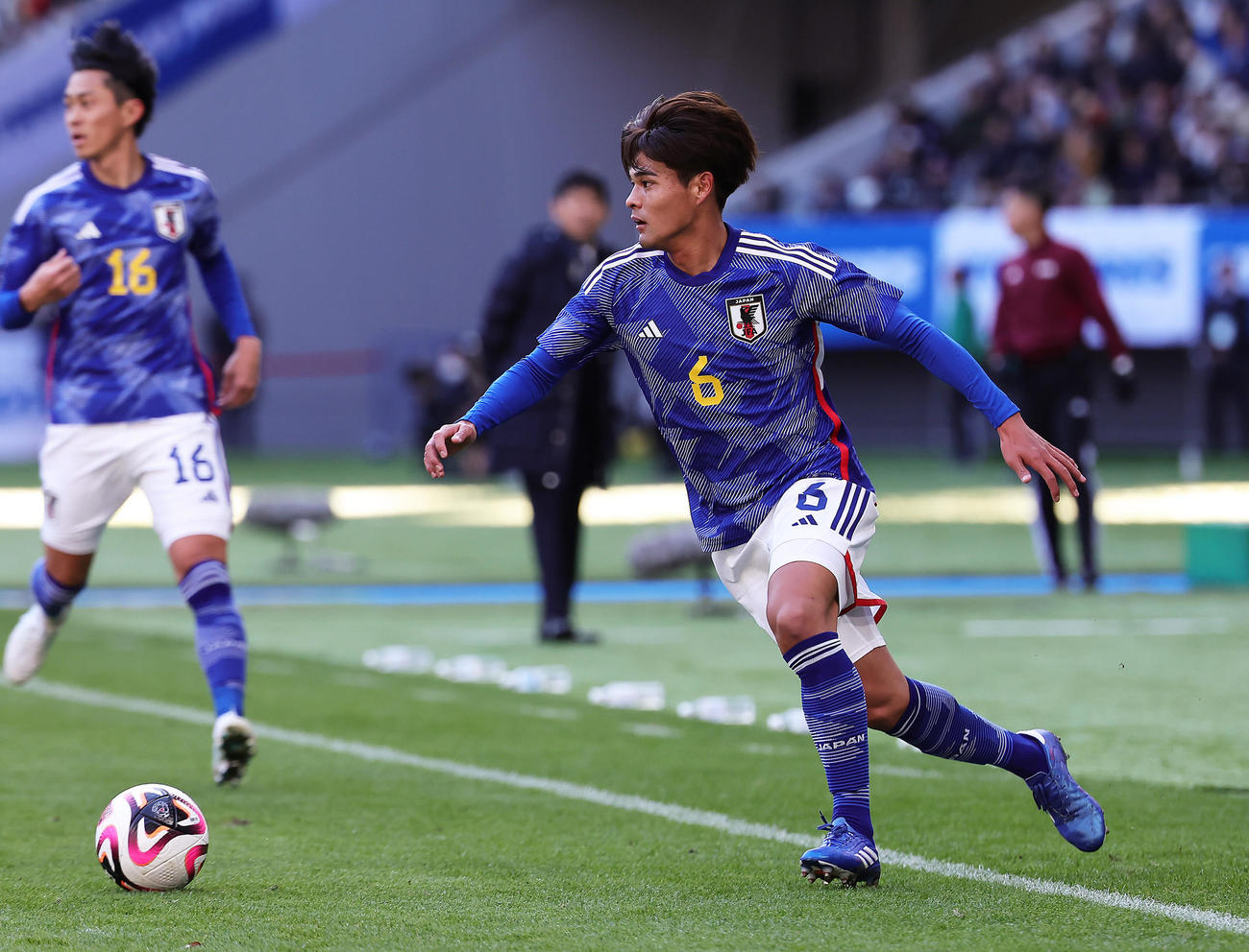 日本対タイ　前半、ドリブルする佐野（撮影・足立雅史）