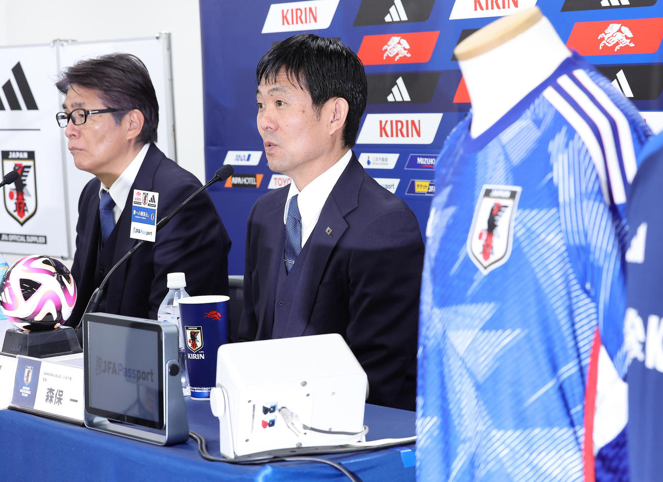 アジア杯の日本代表選手発表会見に臨む森保監督（右）と山本ダイレクター（撮影・足立雅史）