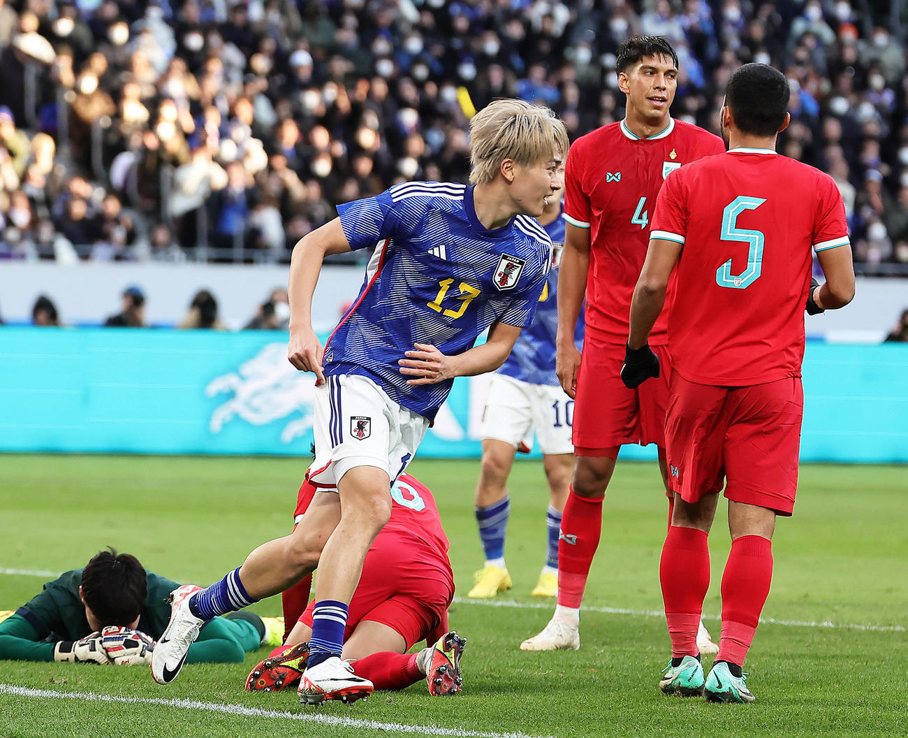 日本対タイ　後半、ゴールを決めた中村（撮影・足立雅史）
