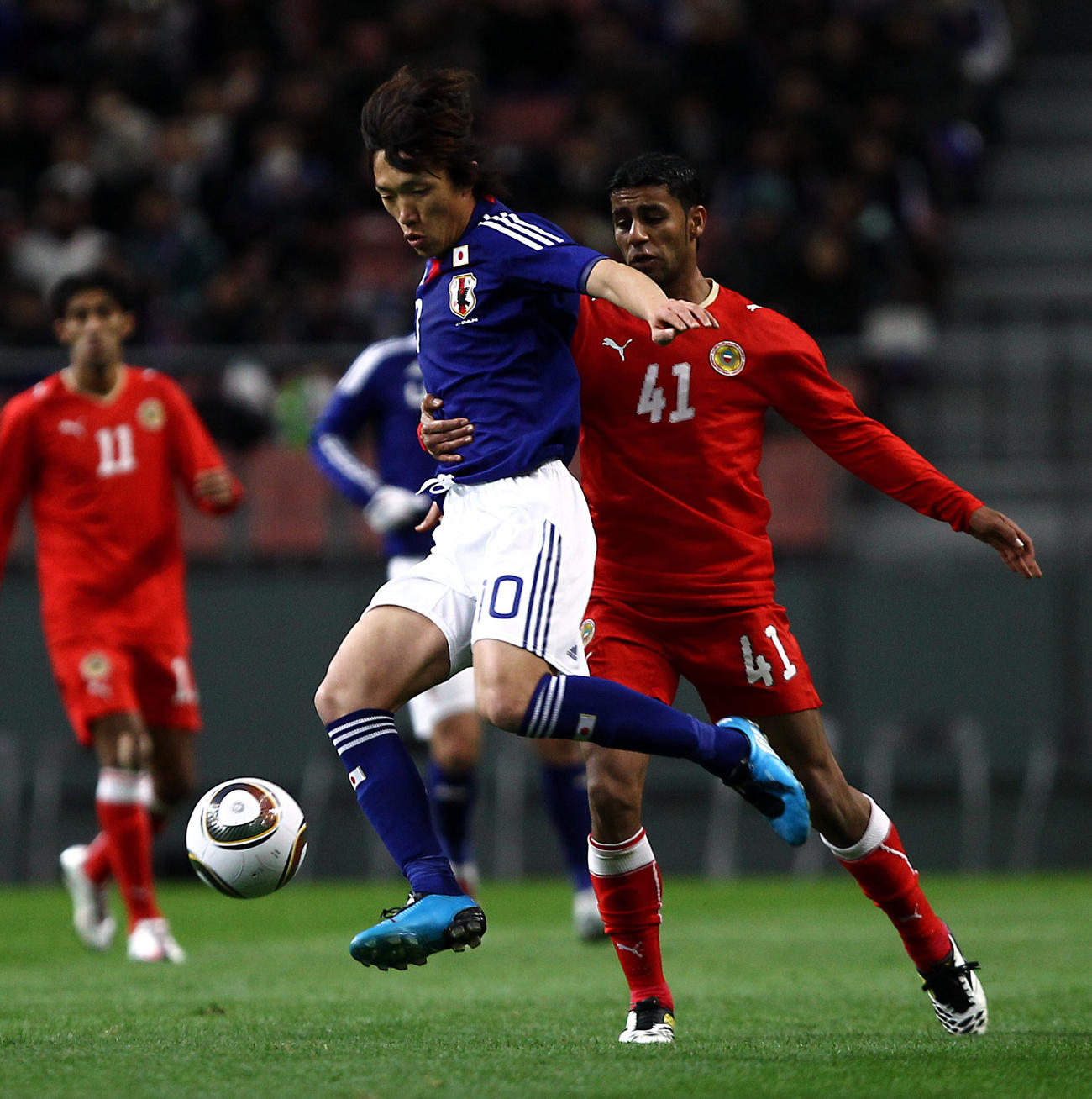 10年3月3日、アジア杯最終予選　バーレーン戦に出場した中村俊輔氏（左）