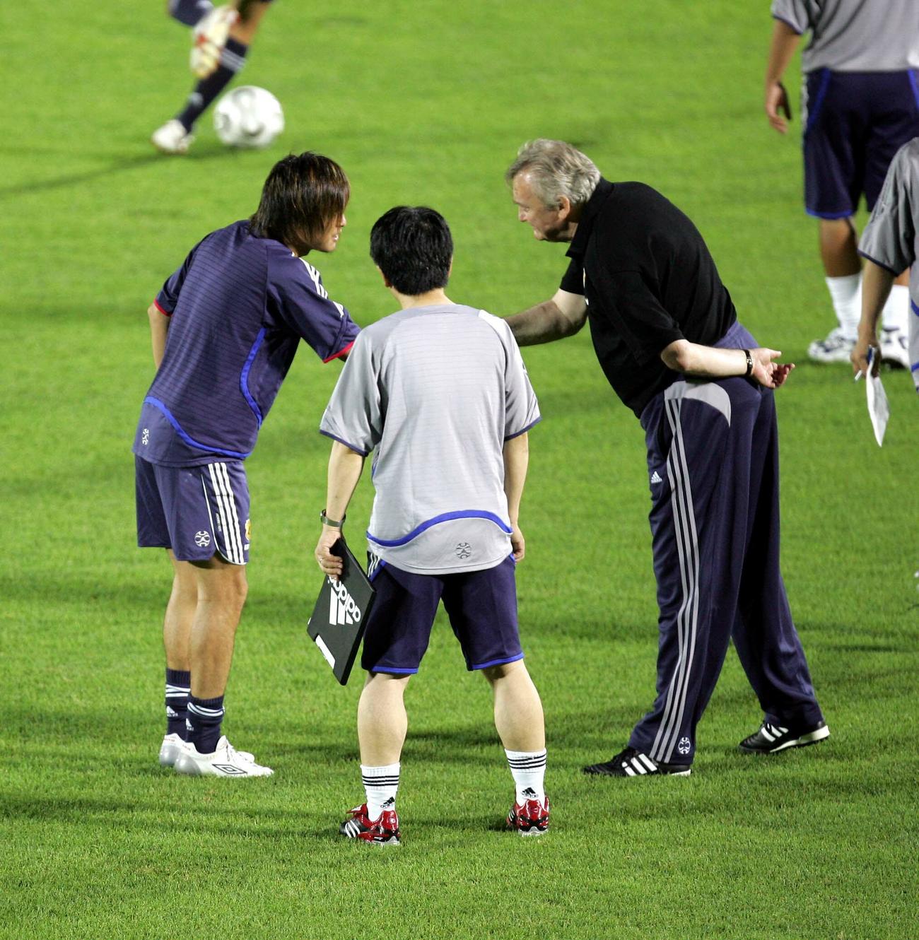 練習前にイビチャ・オシム監督と握手する遠藤保仁（2006年8月撮影）
