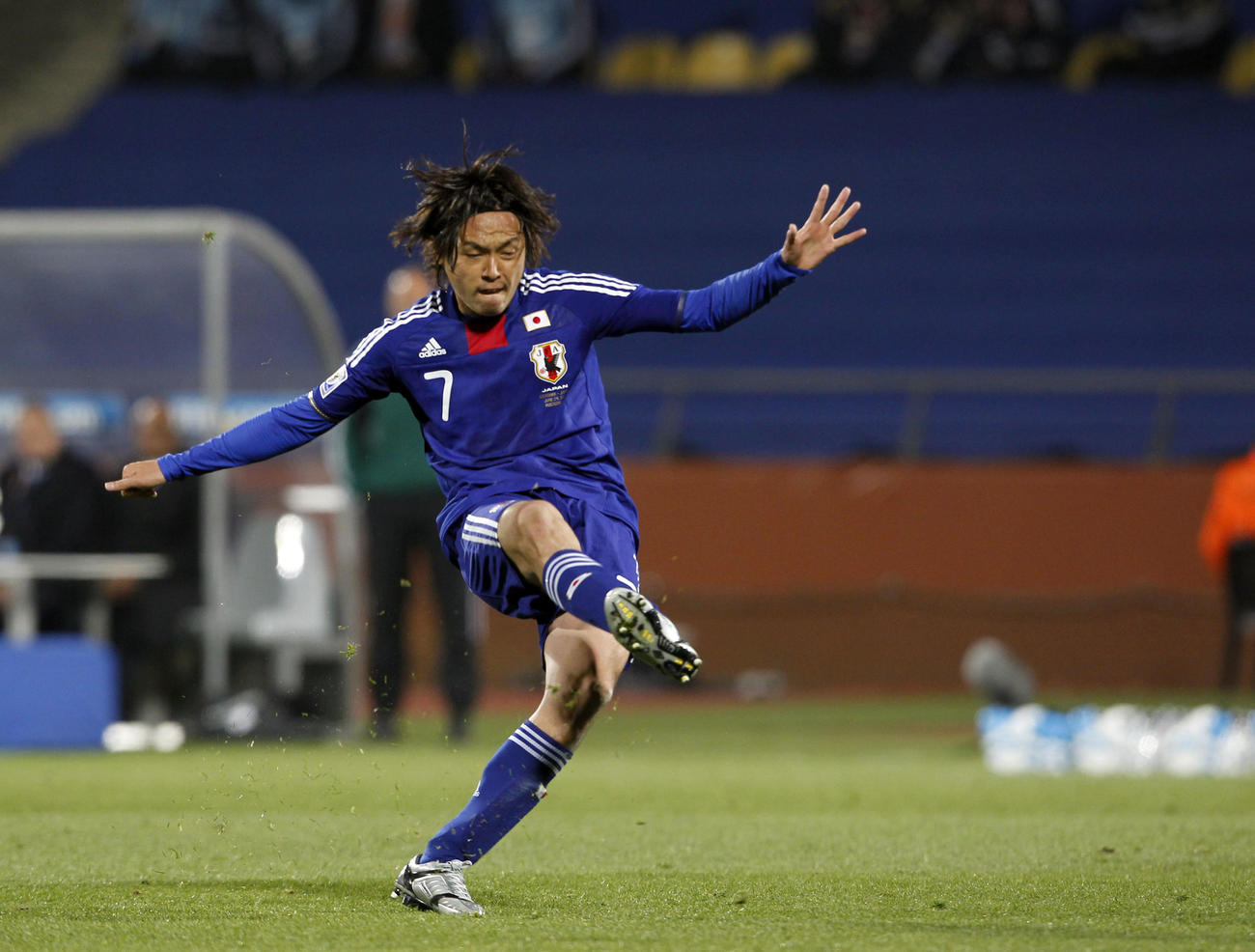 W杯南アフリカ大会1次リーグE組　日本対デンマーク　前半30分、FKでチーム2点目のゴールを決めるMF遠藤保仁（2010年6月撮影）