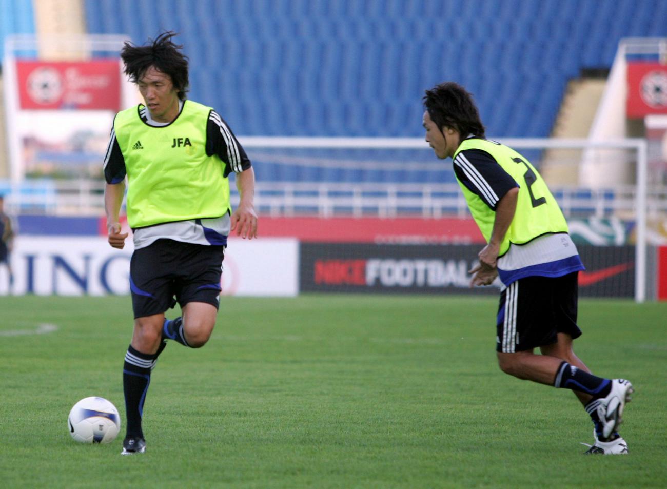 オシム監督のアドバイス後、FKを試す中村俊輔(左)と遠藤保仁（2007年7月撮影）