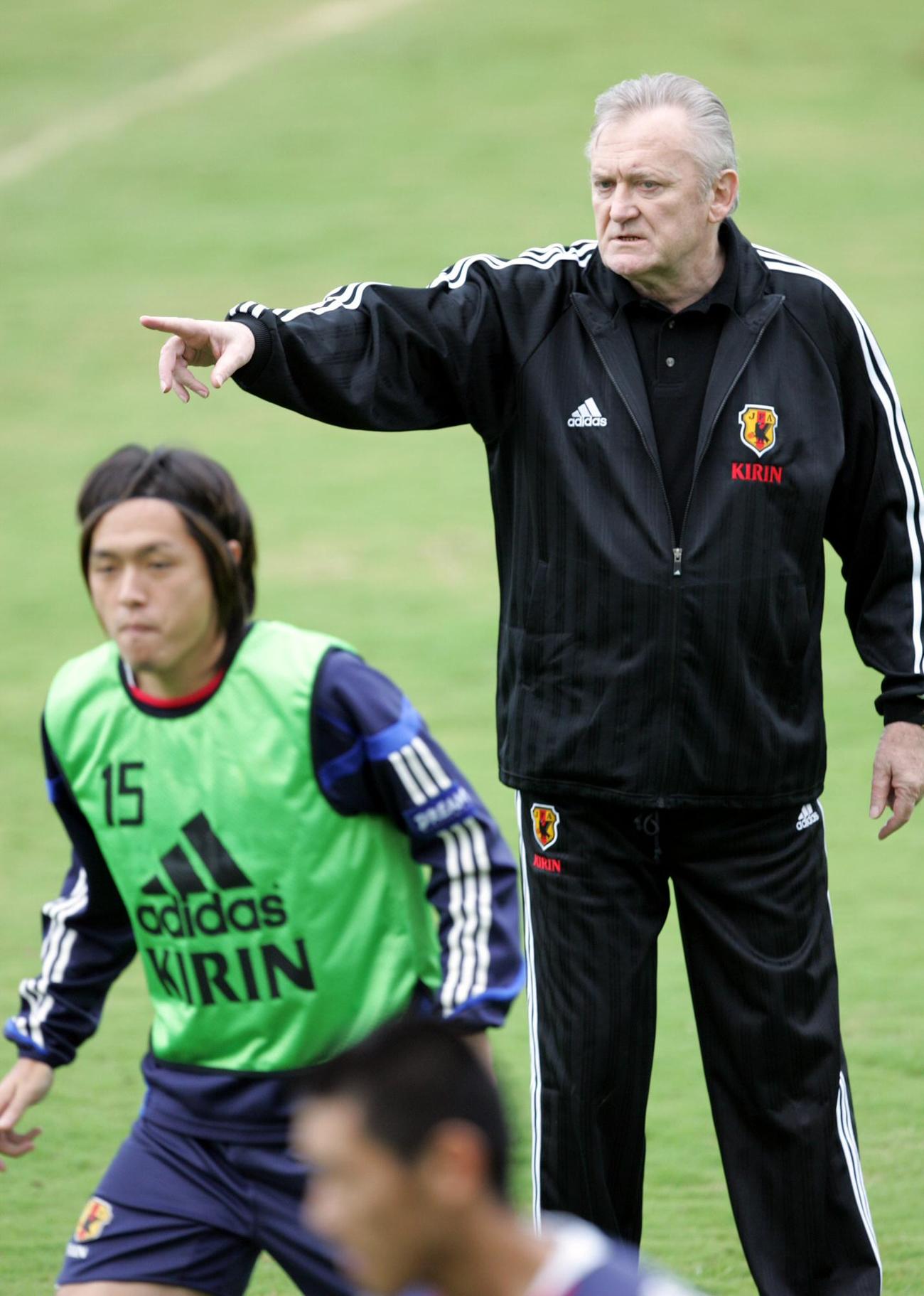 練習で選手に指示を出すイビチャ・オシム監督（右）。左は遠藤保仁（2006年10月撮影）