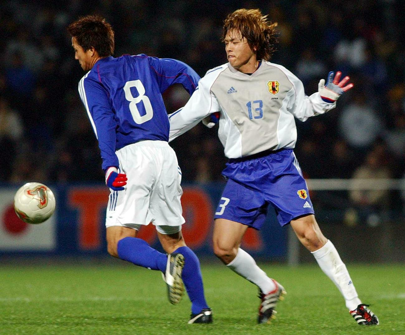 福西崇史(左）とボールを奪い合う遠藤保仁（2002年2月撮影）