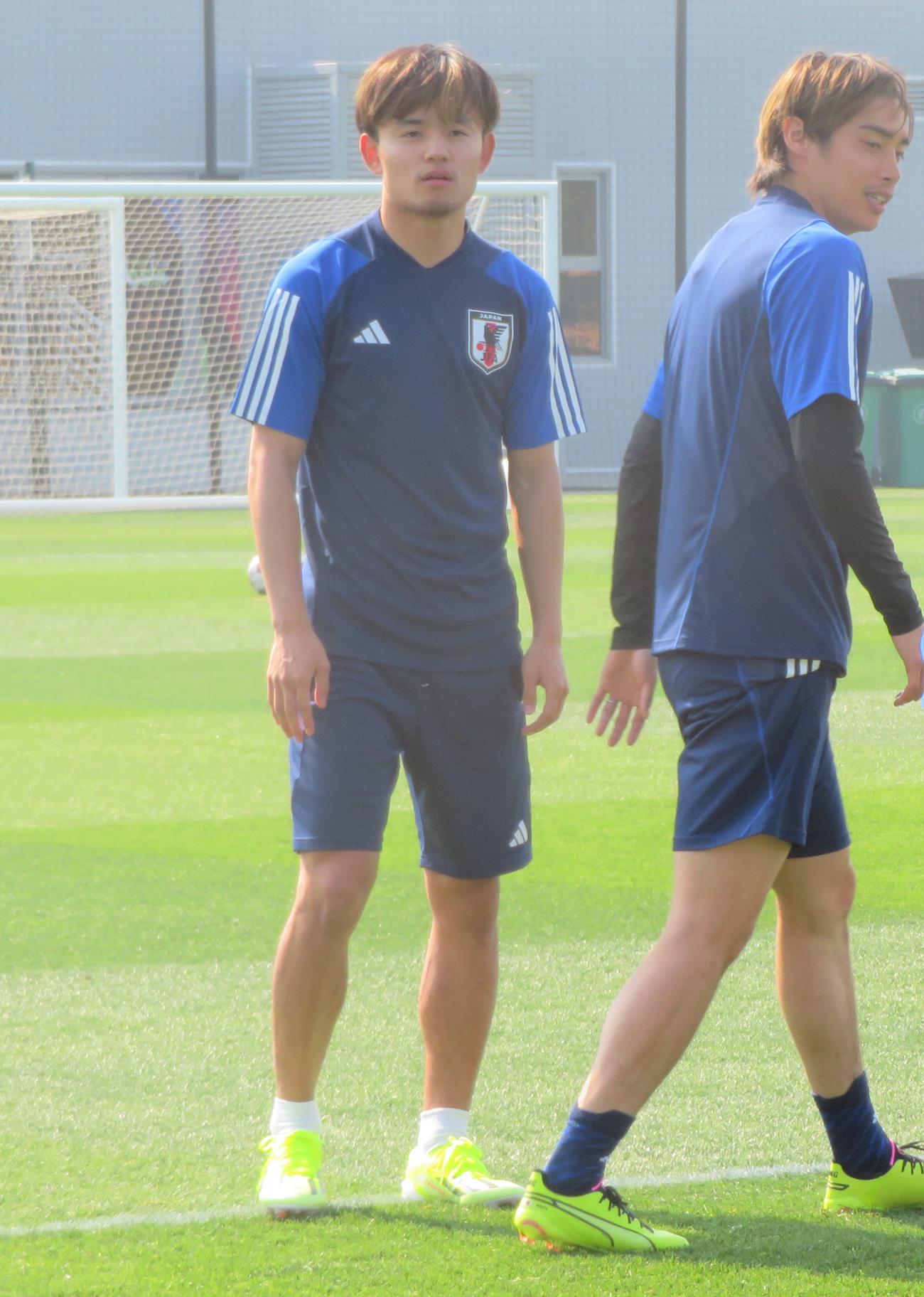 アジア杯カタール大会に臨む日本代表MF久保建英（左）とMF伊東純也（撮影・佐藤成）