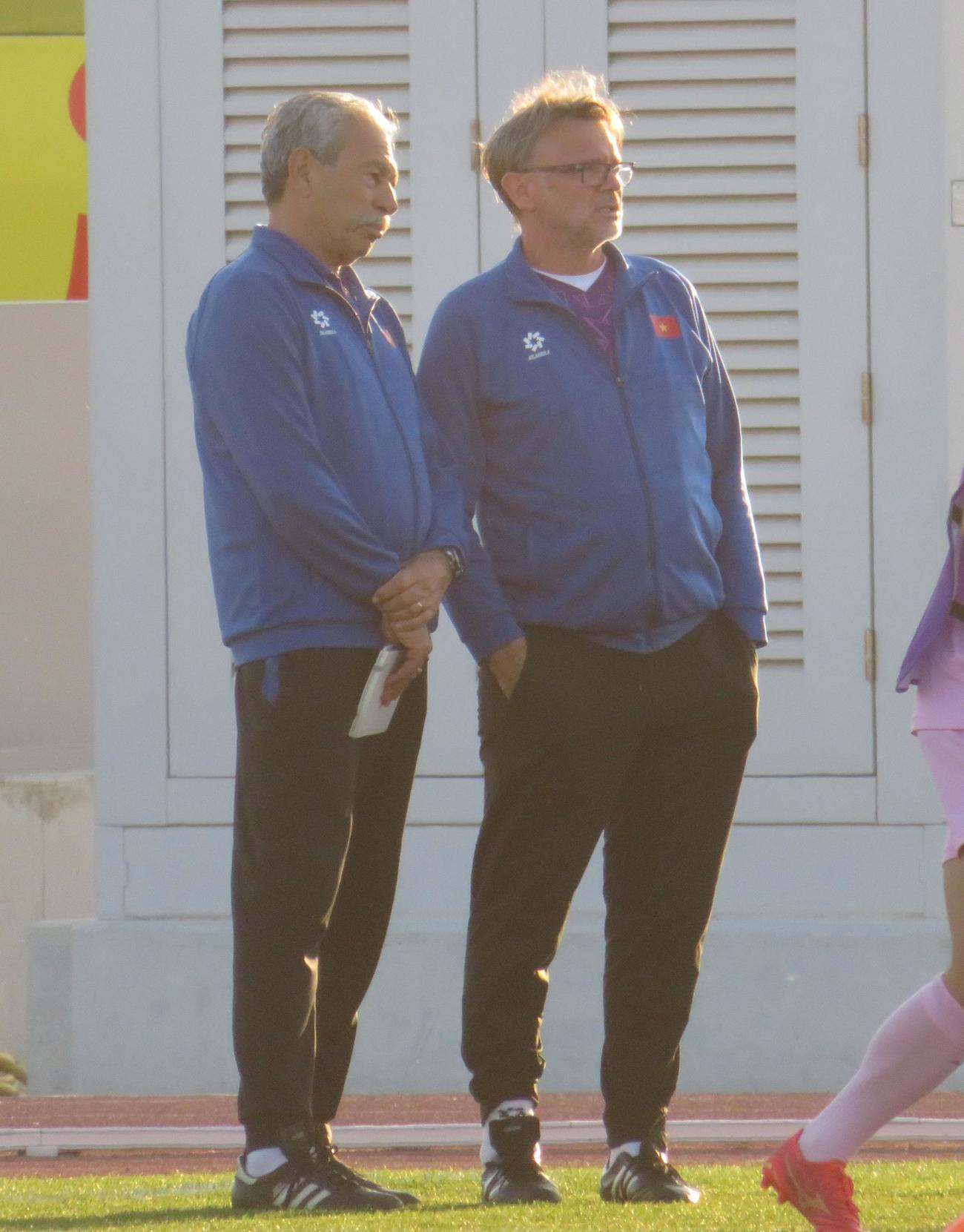 アジア杯カタール大会に臨むベトナム代表トルシエ監督（右）（撮影・佐藤成）