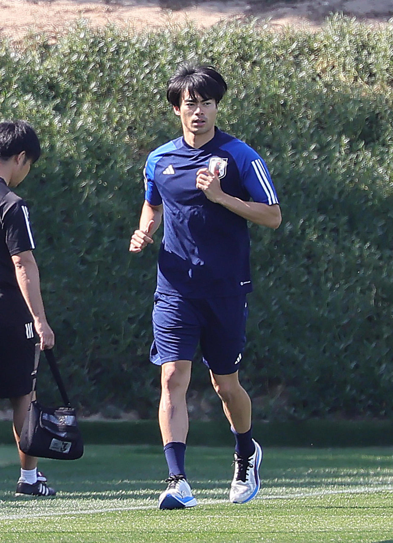 別メニューで調整する三笘（撮影・足立雅史）