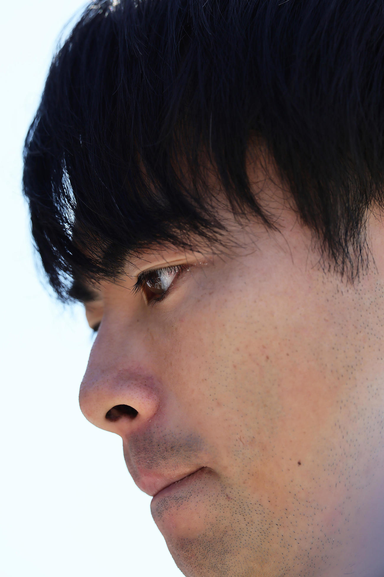 練習後、取材に応じる三笘（撮影・足立雅史）