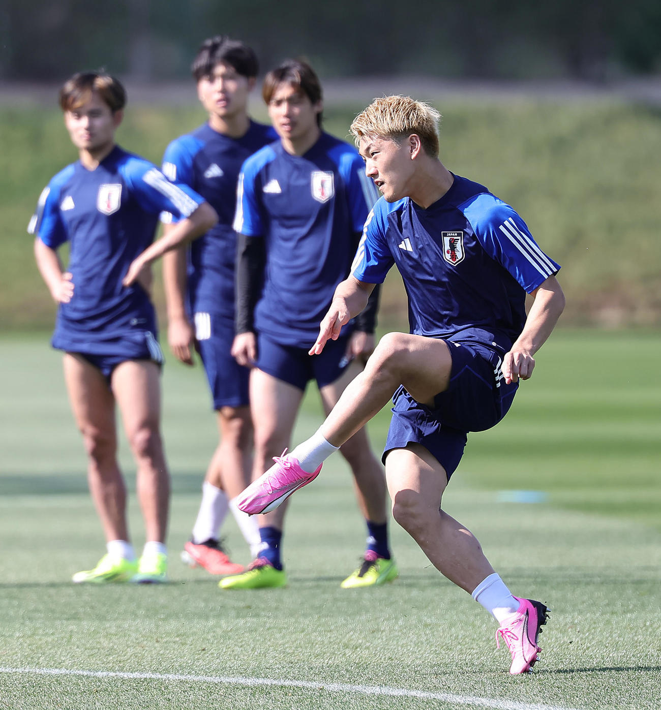 練習でシュートを放つ堂安（撮影・足立雅史）