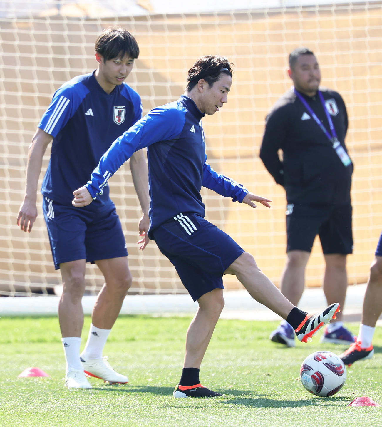 練習でボール回す伊藤（左）と浅野（撮影・足立雅史）