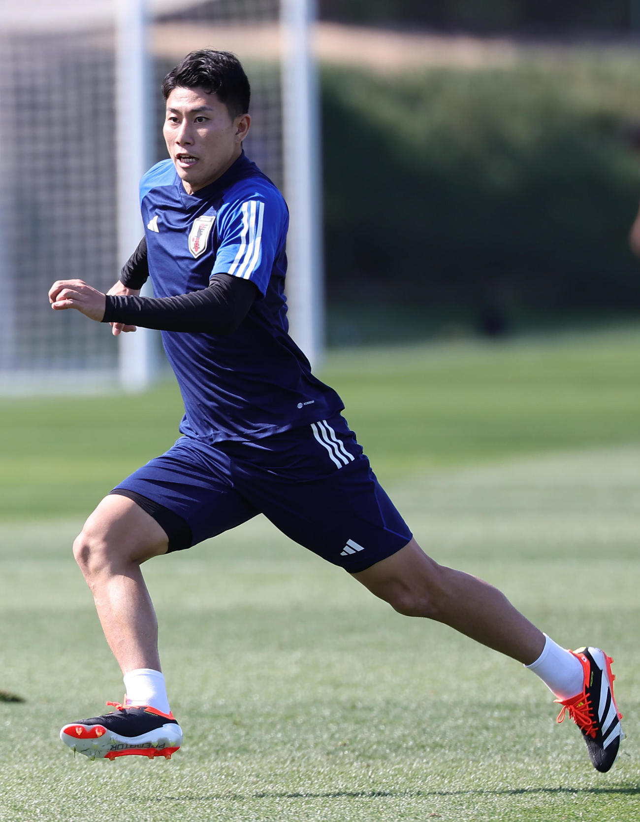 練習でクロスに飛び込む細谷（撮影・足立雅史）