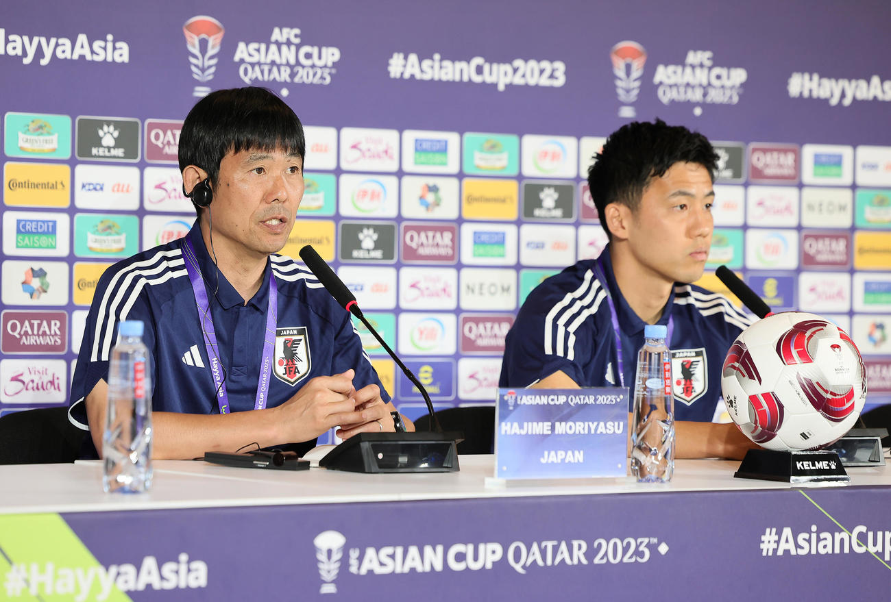 公式会見に臨む森保監督（左）と遠藤（撮影・足立雅史）