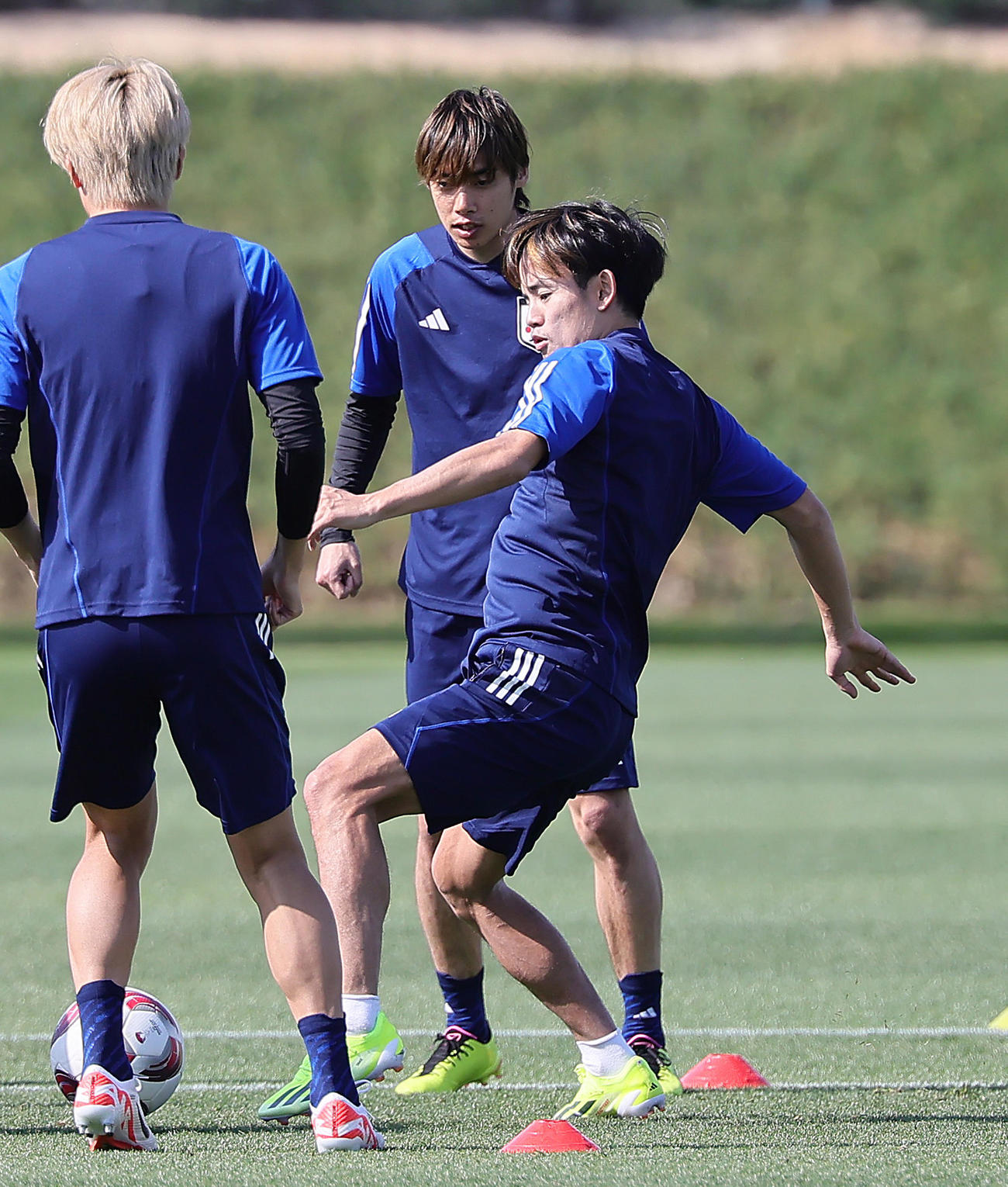 練習でボールを追う伊東（中央）と久保（撮影・足立雅史）