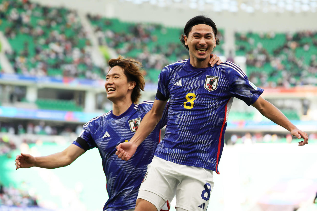 日本対ベトナム　前半、先制ゴールを決め笑顔を見せる南野（右）。左は板倉（撮影・足立雅史）