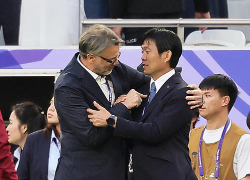 日本対ベトナム　試合を終え、健闘をたたえ合う森保監督（右）とベトナム代表トルシエ監督（撮影・足立雅史）