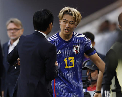 後半18分に退いた中村は森保監督と握手（ロイター）
