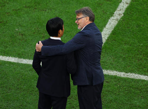 試合後、健闘を称えあう日本代表森保監督（左）とベトナム代表のトルシエ監督（ロイター）