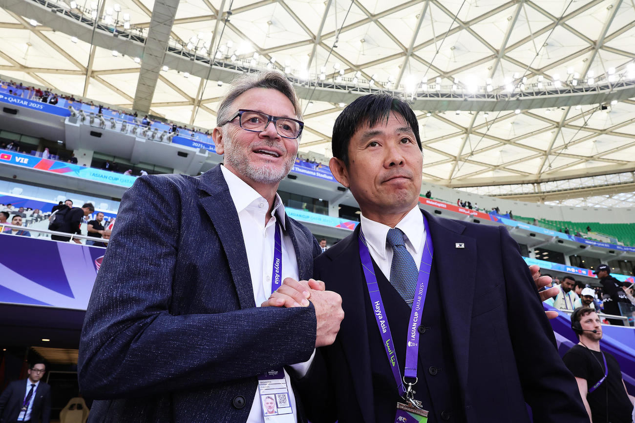 日本対ベトナム　試合前、握手を交わす森保監督（右）とベトナム代表のトルシエ監督（撮影・足立雅史）