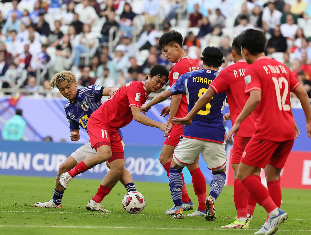 日本対ベトナム　前半、ボールを足を出す中村（左端）（撮影・足立雅史）