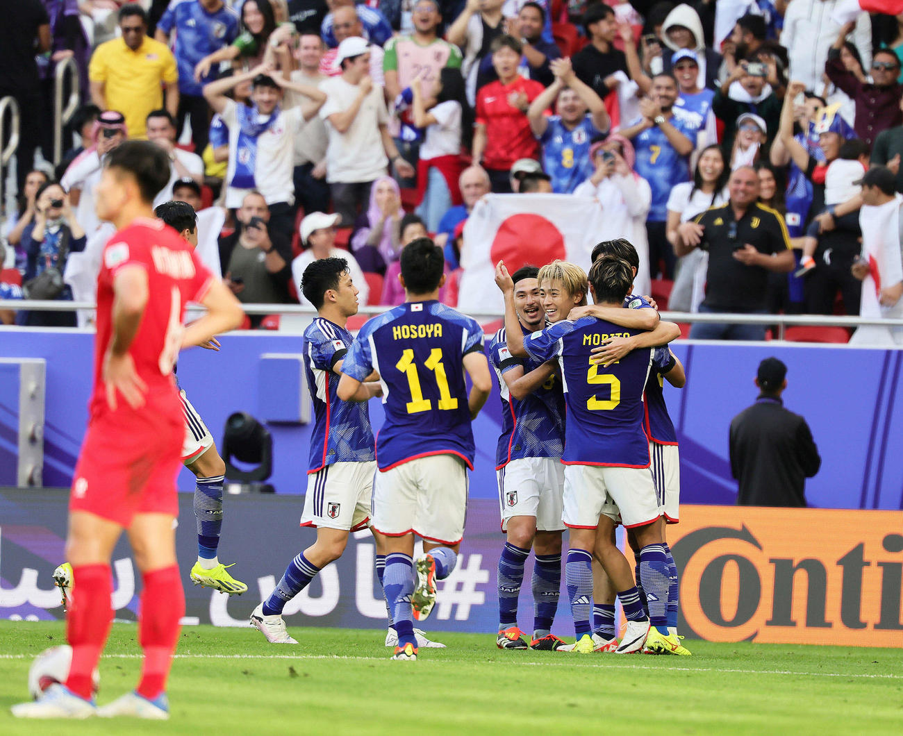 日本対ベトナム　前半、ゴールを決め、チームメートから祝福される中村（中央右）。同左は南野（撮影・足立雅史）