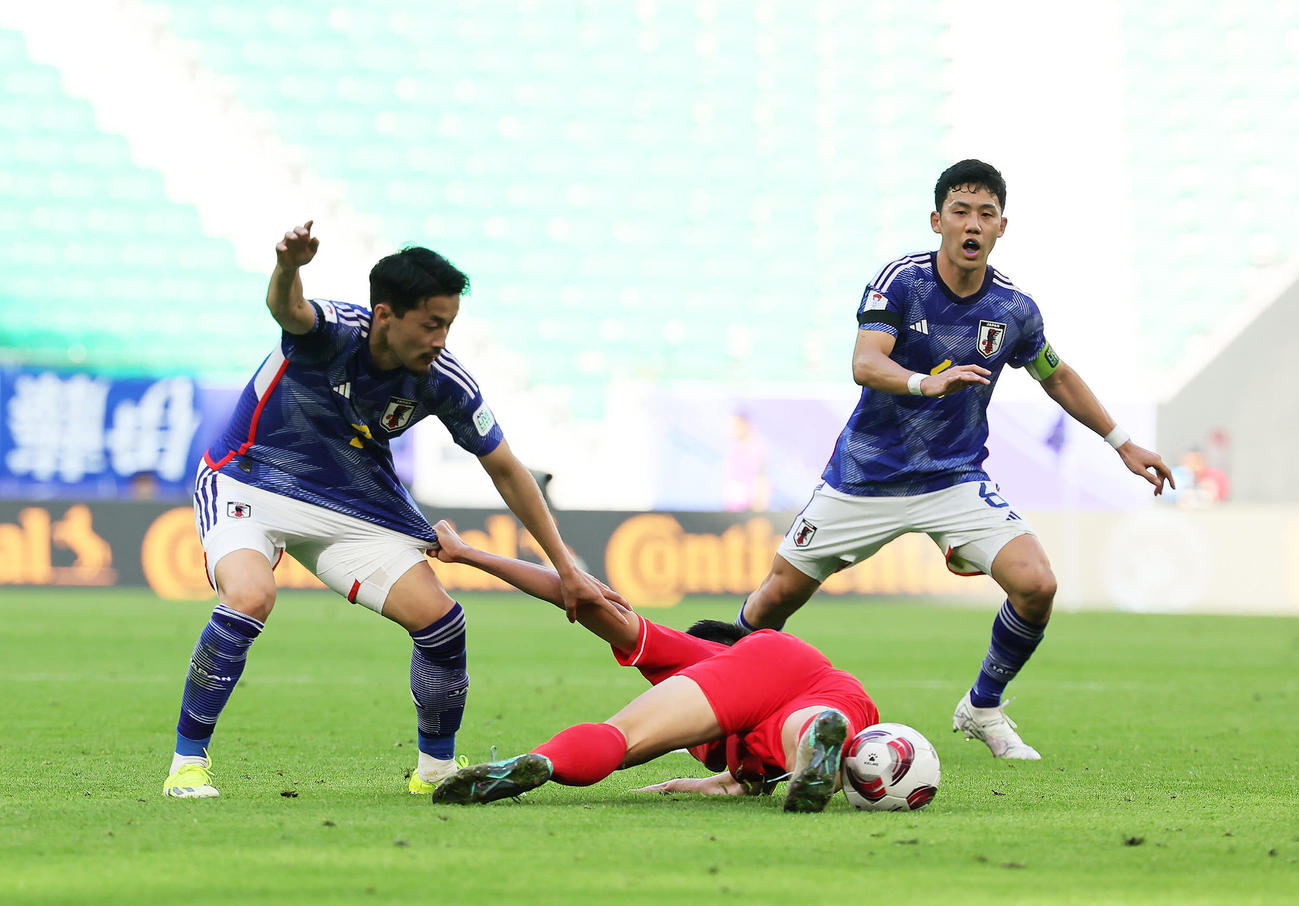 日本対ベトナム　前半、ユニホームを引っ張られる菅原（左）。右は遠藤（撮影・足立雅史）
